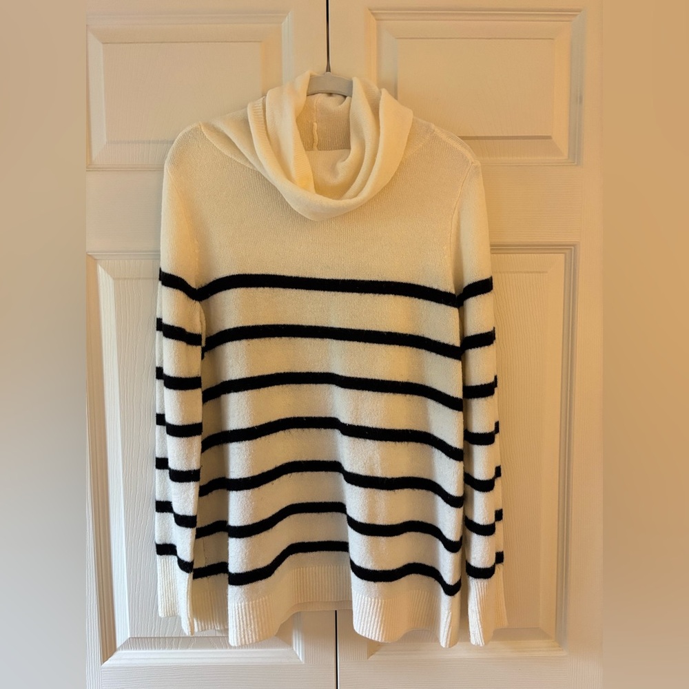 Old Navy Cream Knit Sweater Size S